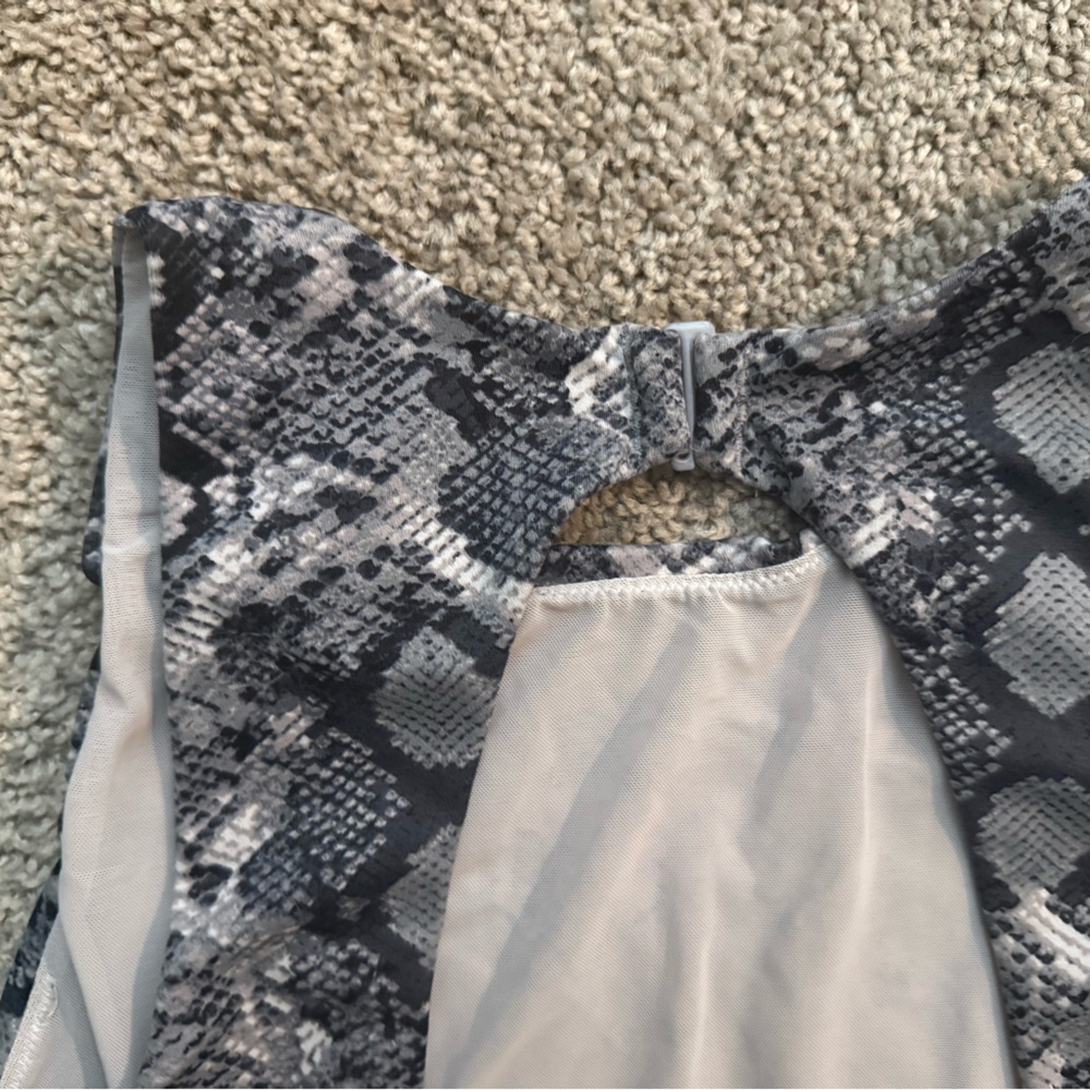 Stylish Snake Print Crop Top - Picture 3 of 3